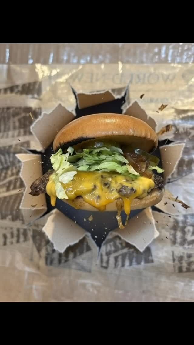 Wenn der Hunger kickt… 💥🍔

…kommt er nicht langsam – er schießt direkt rein.

Saftiges smashed Beef, geschmolzener Cheese und dieser eine Moment, wenn alles perfekt zusammenkommt. 
Kein Warten, kein Reden – einfach beißen.

Smash it – eat it – love it 🔥