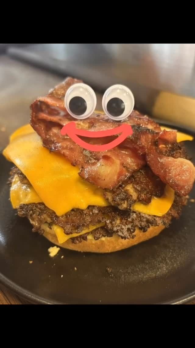 Pssst… hörst du das Zischen? 🔥👀
Wenn der Deckel sich senkt, entfaltet sich pure Burger-Magie.

Heiß. Saftig. Unwiderstehlich.